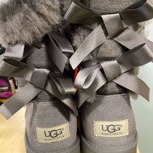 Bailey bow uggs size 4 (women's 6)